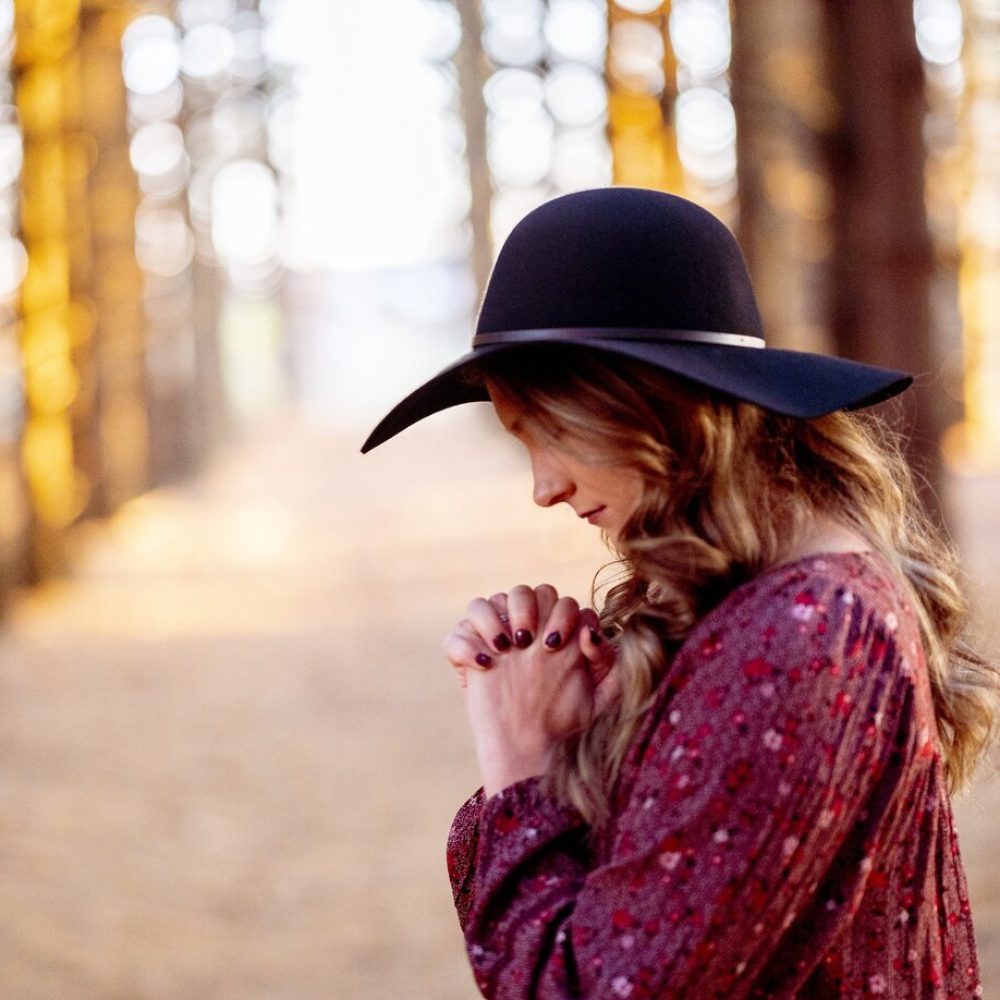 jovem-mulher-branca-com-um-elegante-chapeu-preto-rezando-na-floresta-cenica-clima-de-outono_181624-25973 jovem-mulher-branca-com-um-elegante-chapeu-preto-rezando-na-floresta-cenica-clima-de-outono_181624-25973
